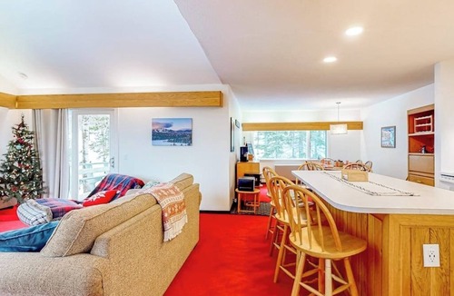 Carrabassett Valley House | Ski-in/ski-out mountainside townhouse w/fireplace, fast WiFi, washer/dryer