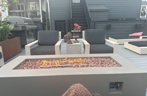 North Center House | Sleek New 4BR Greystone - Rooftop, Walk to Wrigley & 1 Block to Brown Line Train