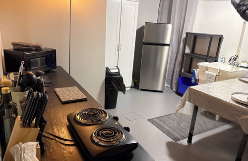 Kingston Apartment | Spacious 1 bedroom basement suite with free parking near CFB, RMC & Downtown.