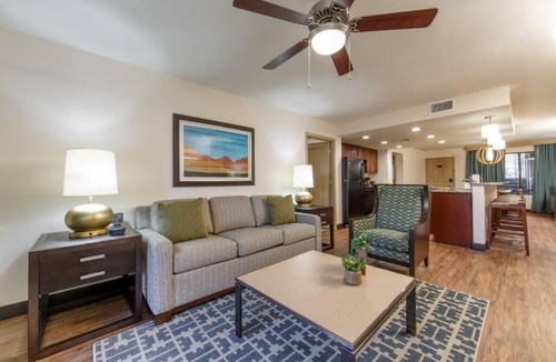 North Scottsdale Hotel | Spacious 2BR Villa Perfect For Family Stay | Outdoor Pools and Free Parking