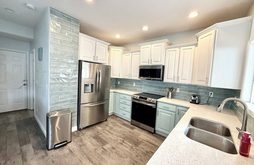 West Jordan House | Spacious 4-bedroom house in beautiful West Jordan with AC and gym