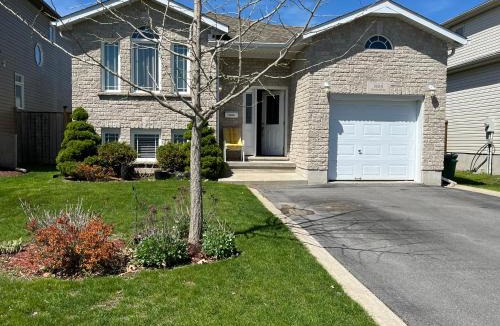 Amherstview House | Spacious and Charming Bungalow Retreat (Close to Many Amenities)