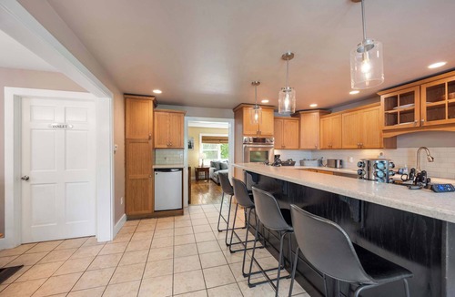 Great Valley House | Spacious Family Retreat, Two Living Rooms, Hot Tub