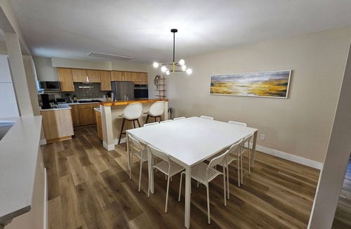 Odessa House | Spacious Private 5 beds, 2.5 bath House - 2 minutes to 401 (5 mins to Kingston)