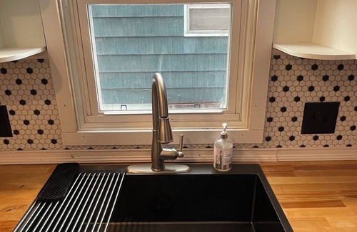 Eastside Apartment | Spacious university area home with a park side view, one mile away from SU.