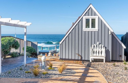 Fort Bragg House | Spectacular Oceanfront Studio with Hot Tub & Loft