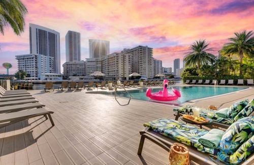 Hallandale Beach Apartment | Spectacular View w/Balcony+Pool|Near Beach