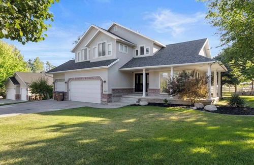 Draper House | Spend your days exploring the mountains, come home and soak in the hot tub, grill on the deck, reconnect with family and friends in the thoughtfully designed comfortable retreat with both intimate and large gathering spaces.