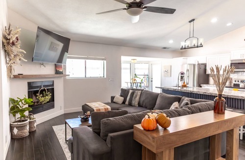 Peoria House | Spring training fields less than 10 miles, heated pool, e-bikes, sleeps 10