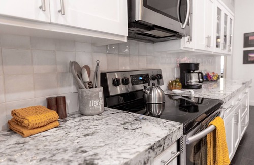 Peoria House | Spring training fields less than 10 miles, heated pool, e-bikes, sleeps 10