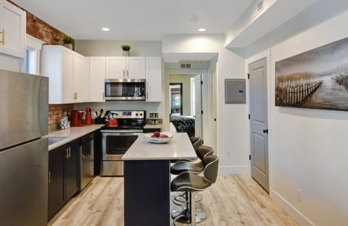 Central City Apartment | ✨Stay Here✨5 Minutes Downtown✨Comfy Foam Beds✨W&D✨