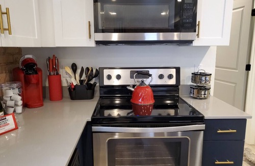 Central City Apartment | ✨Stay Here✨5 Minutes Downtown✨Comfy Foam Beds✨W&D✨