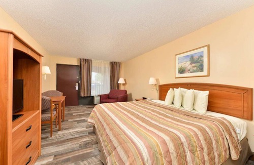 St. Augustine Beach Hotel | Stay Near St. Augustine Beach - 1.7 mi | Room w/Free Parking & Breakfast