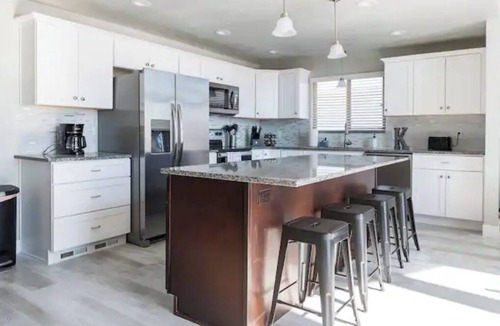 Sandy House | Stellar Sandy Getaway - New Remodel - Big Groups!