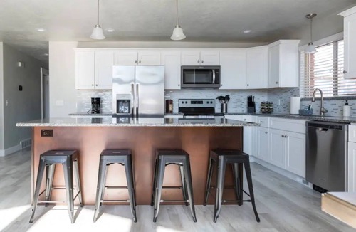 Sandy House | Stellar Sandy Getaway - New Remodel - Big Groups!