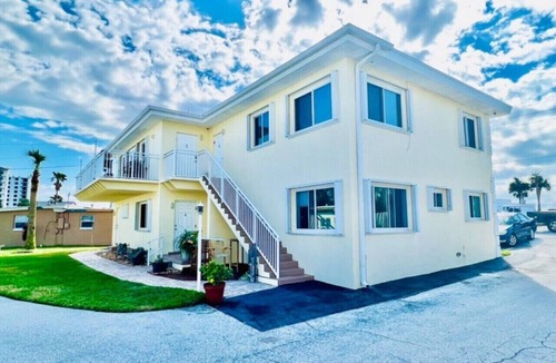 O'byrne Apartment | Steps to Private Beach King Bed Ocean Views