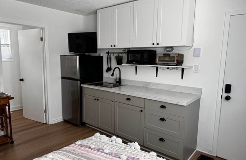 Carleton Place Apartment | Studio: Queen bed, parking, kitchenette, downtown