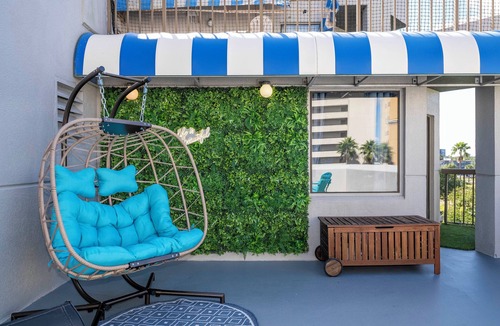 Florida Center Apartment | Studio with Huge Private Terrace Volcano Bay view parking free 5min to Universal