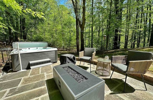 Olney House | Stunning Airstream trailer w/ hot tub!