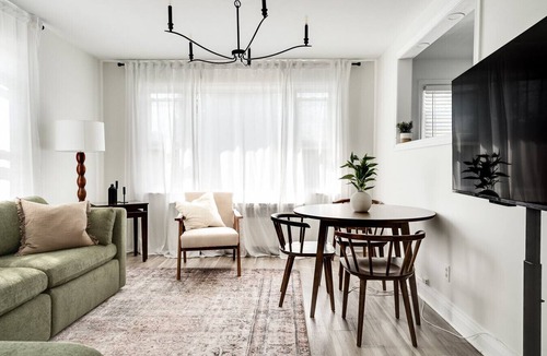 Sunnyside Condo | Stylish 2BR – Near Queen’s, Hospitals & Lake Ontario