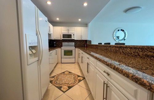 Sunny Isles Beach Apartment | STYLISH FAMILY-SIZED 2 BEDROOM APARTMENT, OCEAN VIEW, BEACH ACROSS THE STREET!