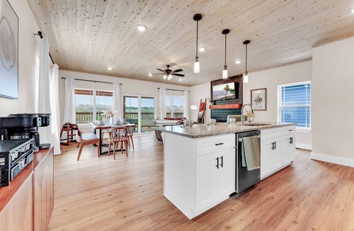Indian Point Cabin | Summer Specials!-Brand New! 1 Mile to SDC, 2 Arcades, Private Hot Tub, 2 Pools