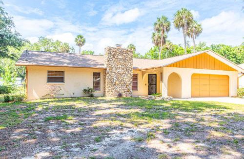 Homosassa House | Sunkissed Sassa Cottage Sleeps 8 with fenced yard, 1 Dog Ok