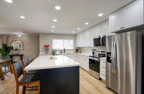 Tempe House | Sunny Poolside Getaway - Glow Golf/Hot Tub/Pool