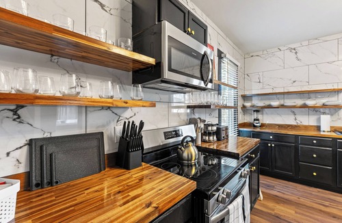 Georgetown House | The Luxe/Pickleball/Basketball/Hot Tub/8 Mins to Horse Park