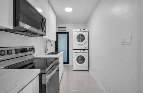 Coral Way House | Villa Roads 2/2 King Bed, Laundry Coral Gables, Brickell, Little Havana, Airport