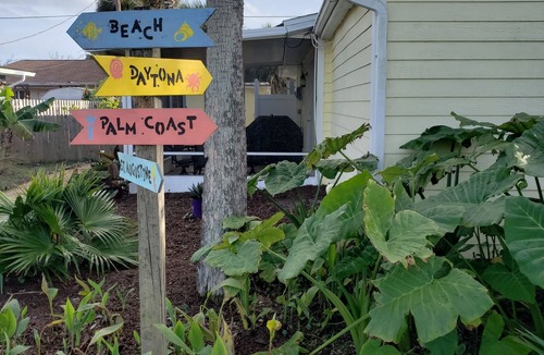 Palm Coast House | Walk to private beach from this cozy, pet friendly cottage in the Hammocks!
