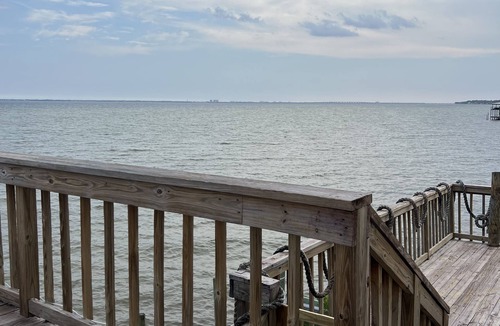 Niceville House | Waterfront! Private, Sunrises & Sunsets, Sea life, Deck, 10 minutes to Destin!