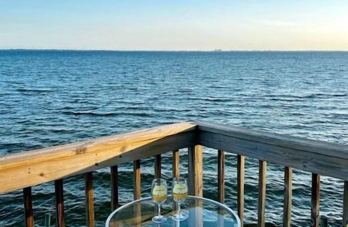 Niceville House | Waterfront! Private, Sunrises & Sunsets, Sea life, Deck, 10 minutes to Destin!