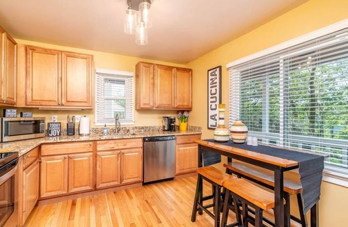 Fairfax House | Work & Explore | Near DC, Metro, Dining!