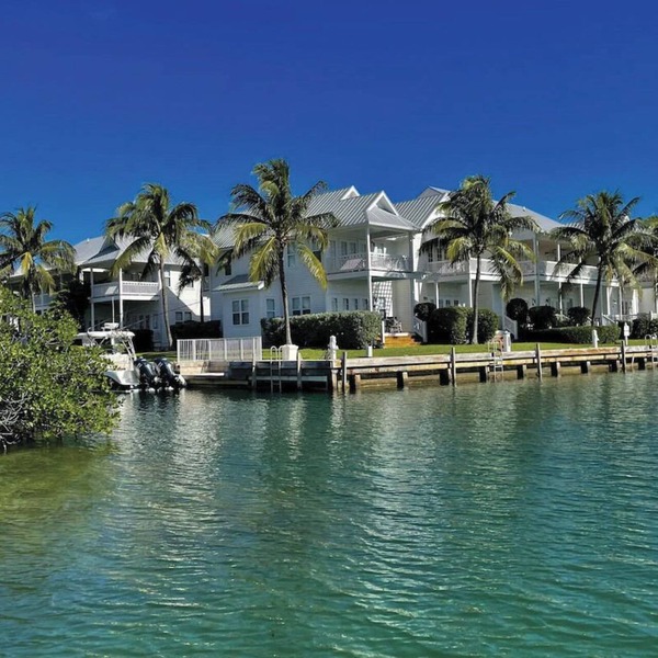 Gorgeous Waterfront 3 Bedroom Coral Lagoon Villa, Sleeps 8, with 40' Boat Slip!