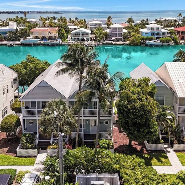 Waterfront! 4 Bed/3 BA Townhome, 32FTDock, Cabana Club, Paddleboard, Beach Gear!