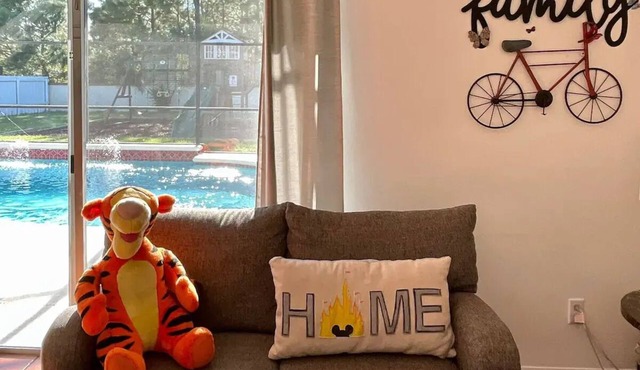 15 min from Disney Parks! Big House with children's playground, beautiful pool.