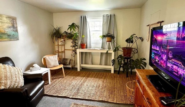 2 bed Suite: kitchen, parking, king/queen upstairs