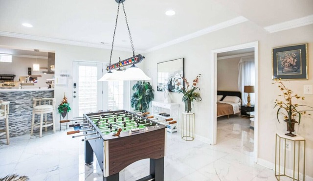 372a) Cozy Lower-level Retreat 3 Rooms+pool Table