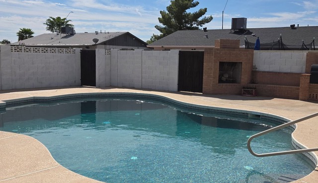 3bd/2ba house. Sleeps 9. AC, Games, Snacks, Coffee Bar, Private Pool & more