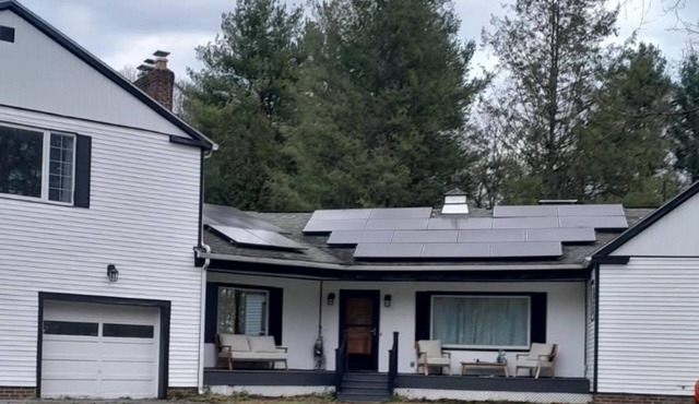 4-bedroom country house; 10 acres; lighted tennis, pickle ball courts, lake