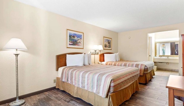 4 Rooms Ideal for Group Stays | Free Breakfast & Parking + w/Onsite Pool Access