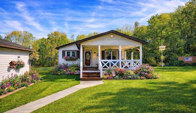 4BR Paradise with Pool & Fire Pits Chautauqua Lake region.