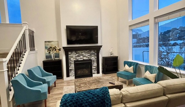 6Bedroom Mountain Escape w/HOT TUB, 2 kitchens, 2 Living Rooms- Upscale Locale!