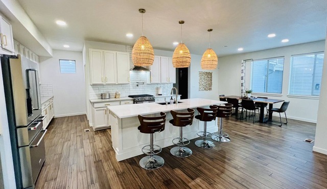 6BR, 4 Bath Huge Kitchen Sleeps 12 Comfortably