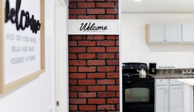 7 min. To the delta lake state park! Modern apt.