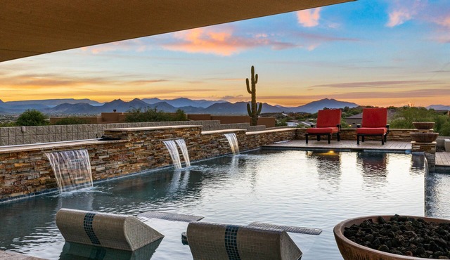 8000 ft Entertainer's Paradise with desert views! Pool /Theater /Bar!