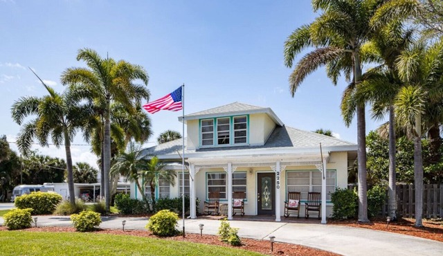 A Hidden Gem in the Heart of Eau Gallie, pickleball or enjoy the pool sleeps 18