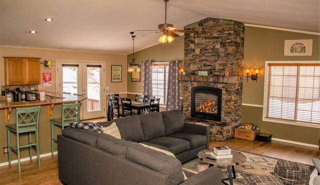 AC! Beautiful, Cozy Home, Walk to Village Lake