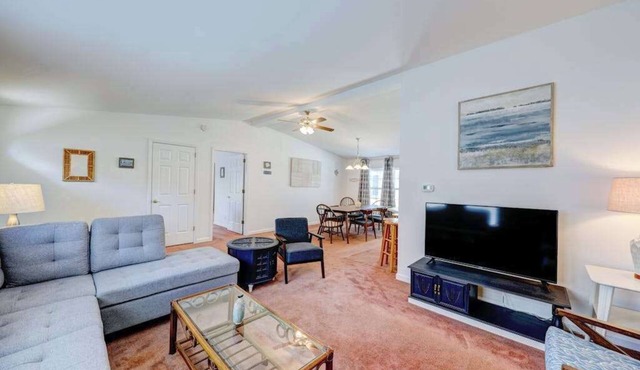 Affordable dog-frienedly beach home w/private deck, gas grill, enclosed yard